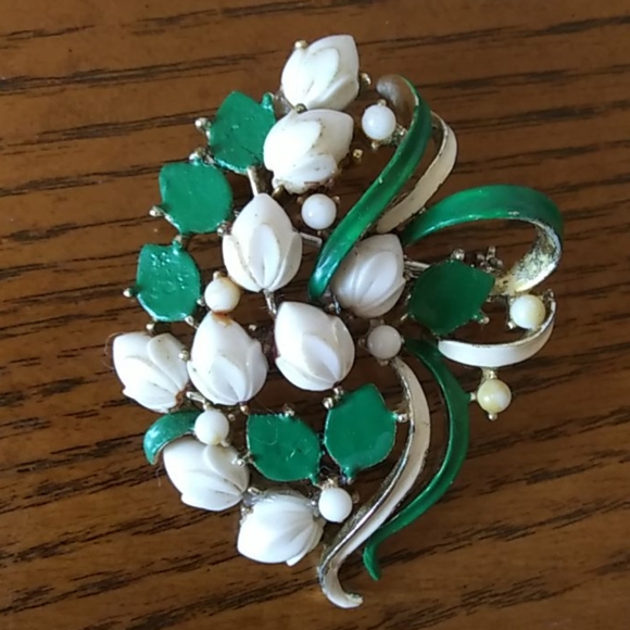 Green round bead brooch